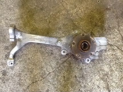 Передний поворотный кулак правый на Ауди А6 С6 4F