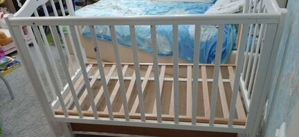 Детская кровать с маятником и ящиком