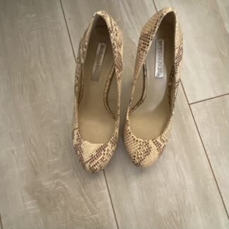 Туфли на каблуке бежевые/молочные под питона bcbg