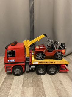 Bruder Эвакуатор и внедорожник