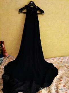 Вечернее платье со шлейфом из бутика