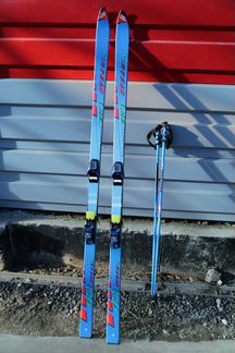 Горные лыжи с креплением и палками
